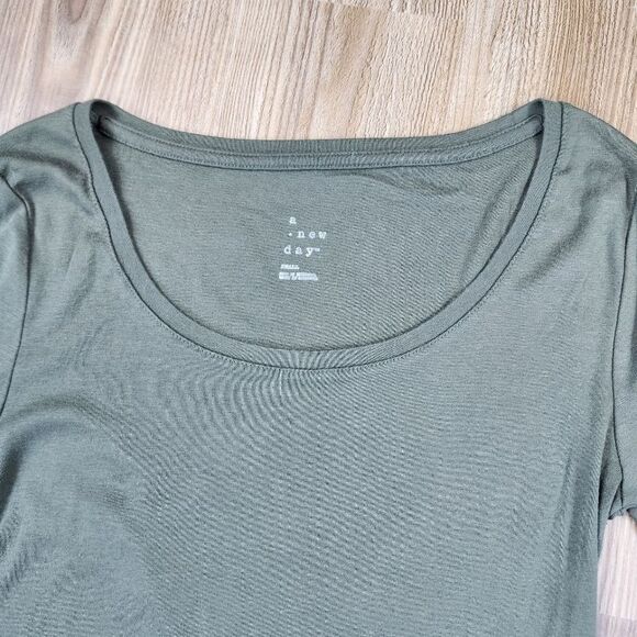🩵A New Day Olive Green Scoop Neck Short Sleeve Top Small - Picture 3 of 6